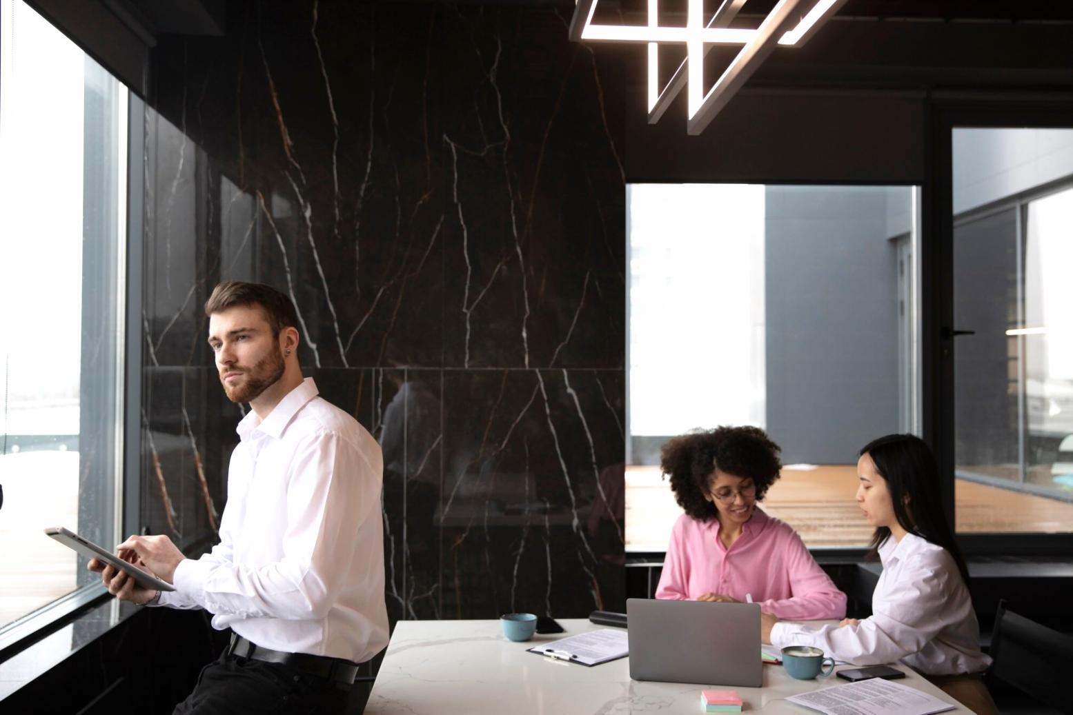 Groupe d'étudiants travaillant sur des analyses financières collaboratives