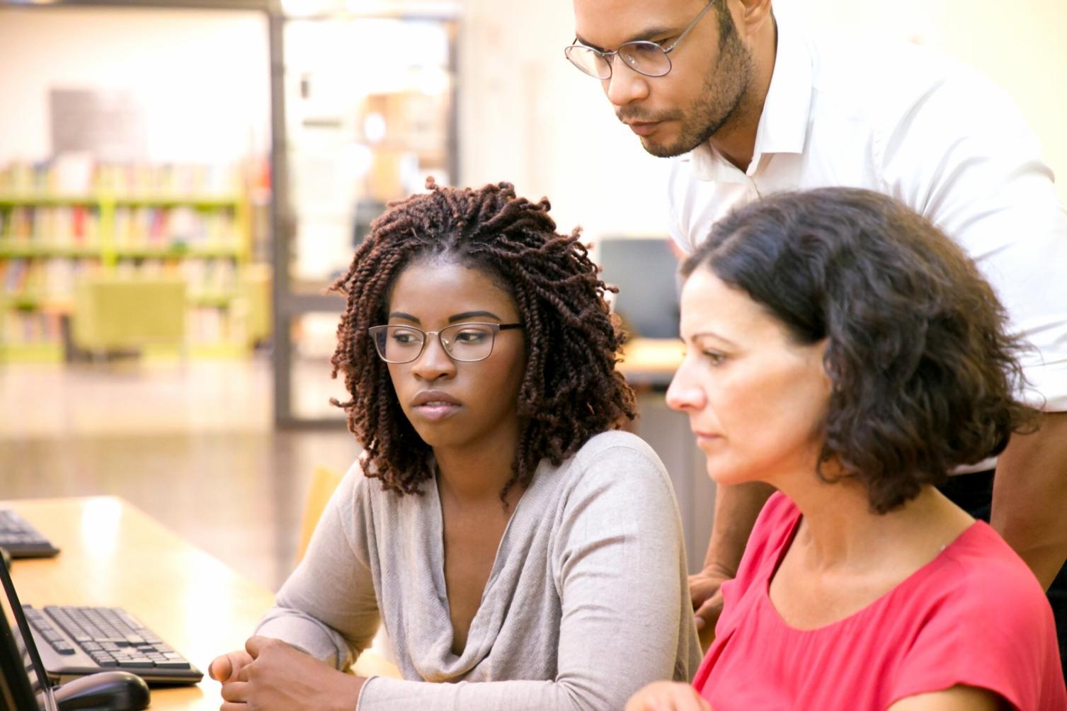 Équipe pulveraqino travaillant sur l'analyse financière collaborative