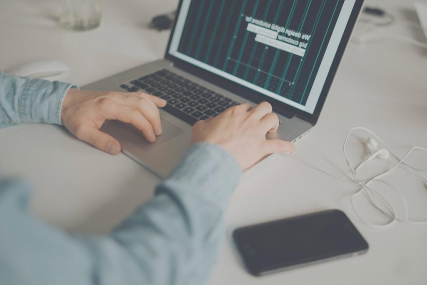 Salle de formation moderne avec tableaux interactifs